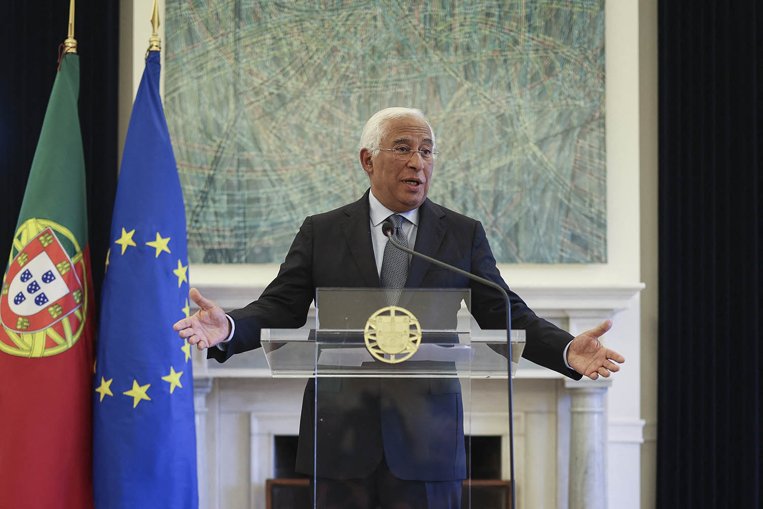 Portugal PM quits after police raid his official residence