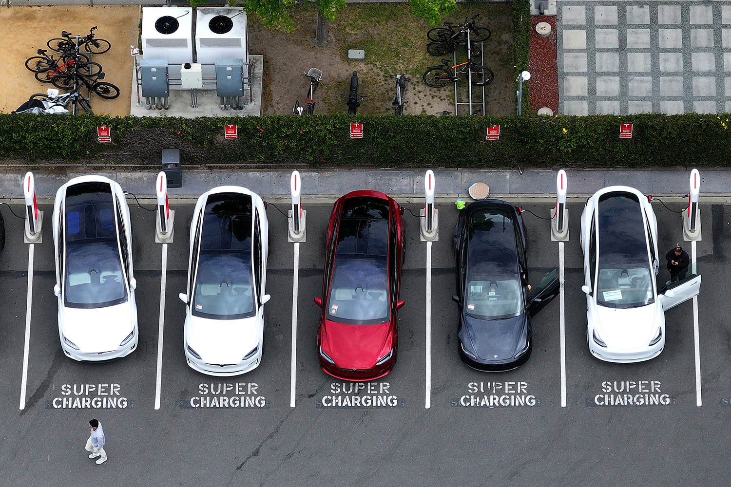 Musk unplugs Tesla supercharging team