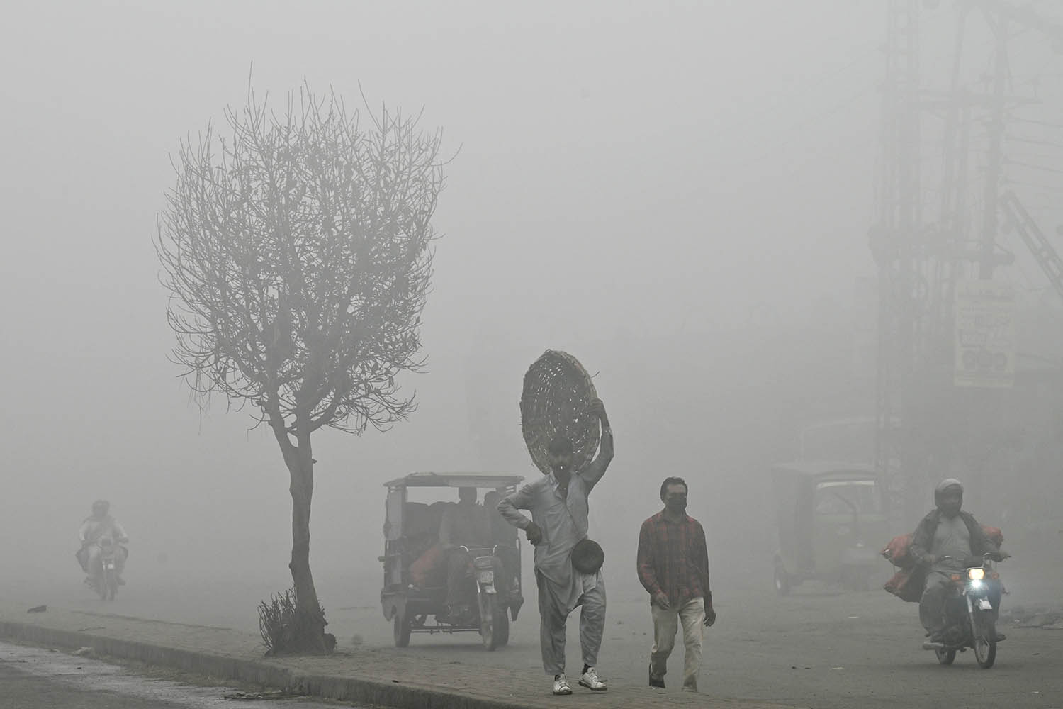 Pakistan chokes under toxic smog