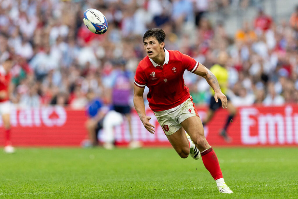 Rugby defector to join the NFL champions