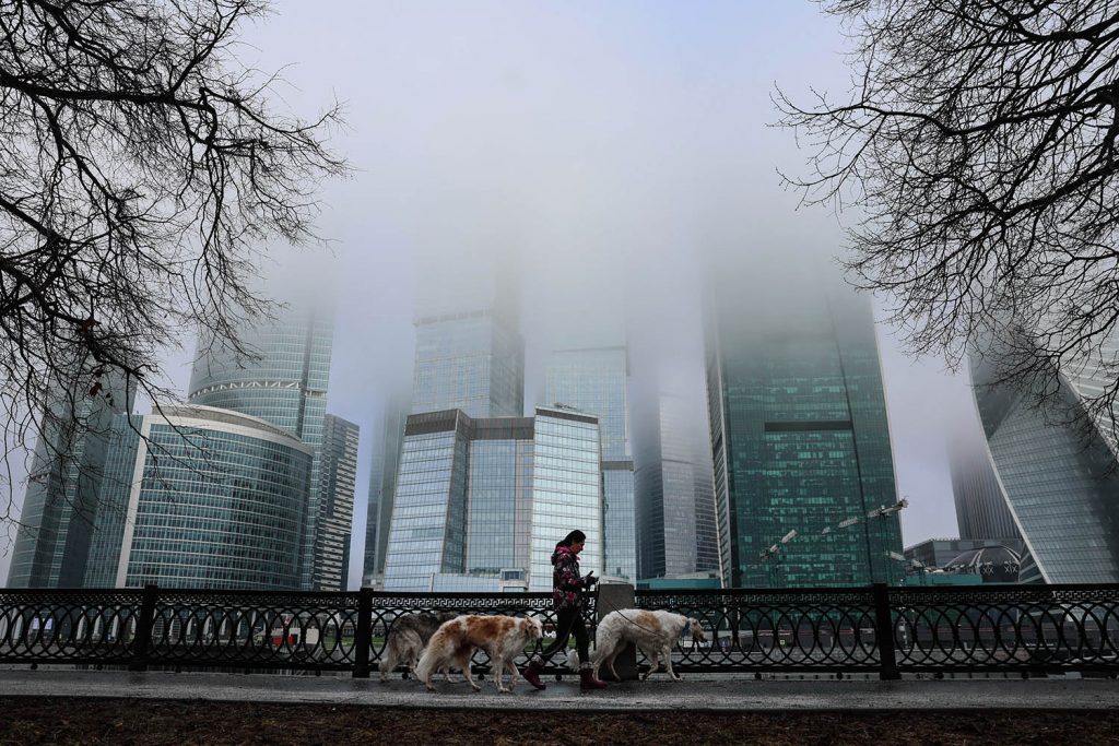 Rouble falls as Russian inflation and interest rates rise
