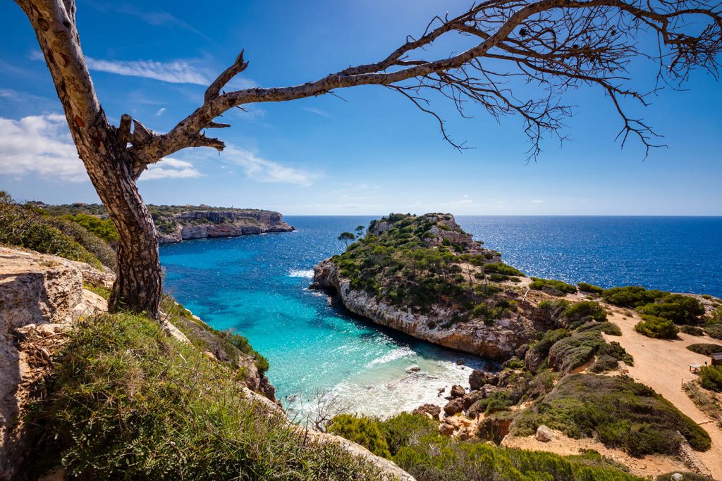 Calo des Moro: residents protest against over-tourism on Mallorca beach