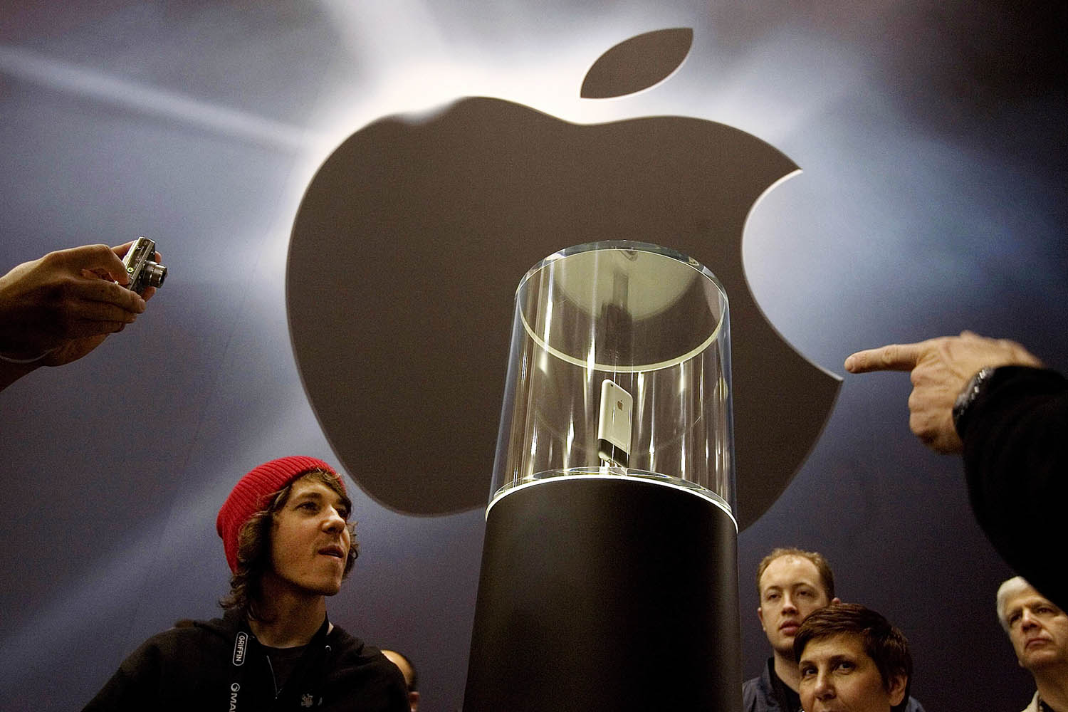 Apple leaves rivals in the dust as the world’s biggest listed company￼